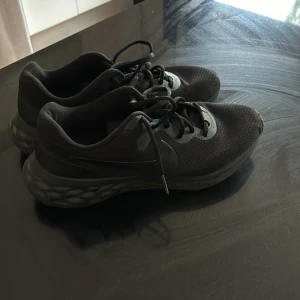 Nike skor - Säljer ett par Nike skor som är näst i till nya. Sälja pga för små. Har knappt använts, väldigt sköna.