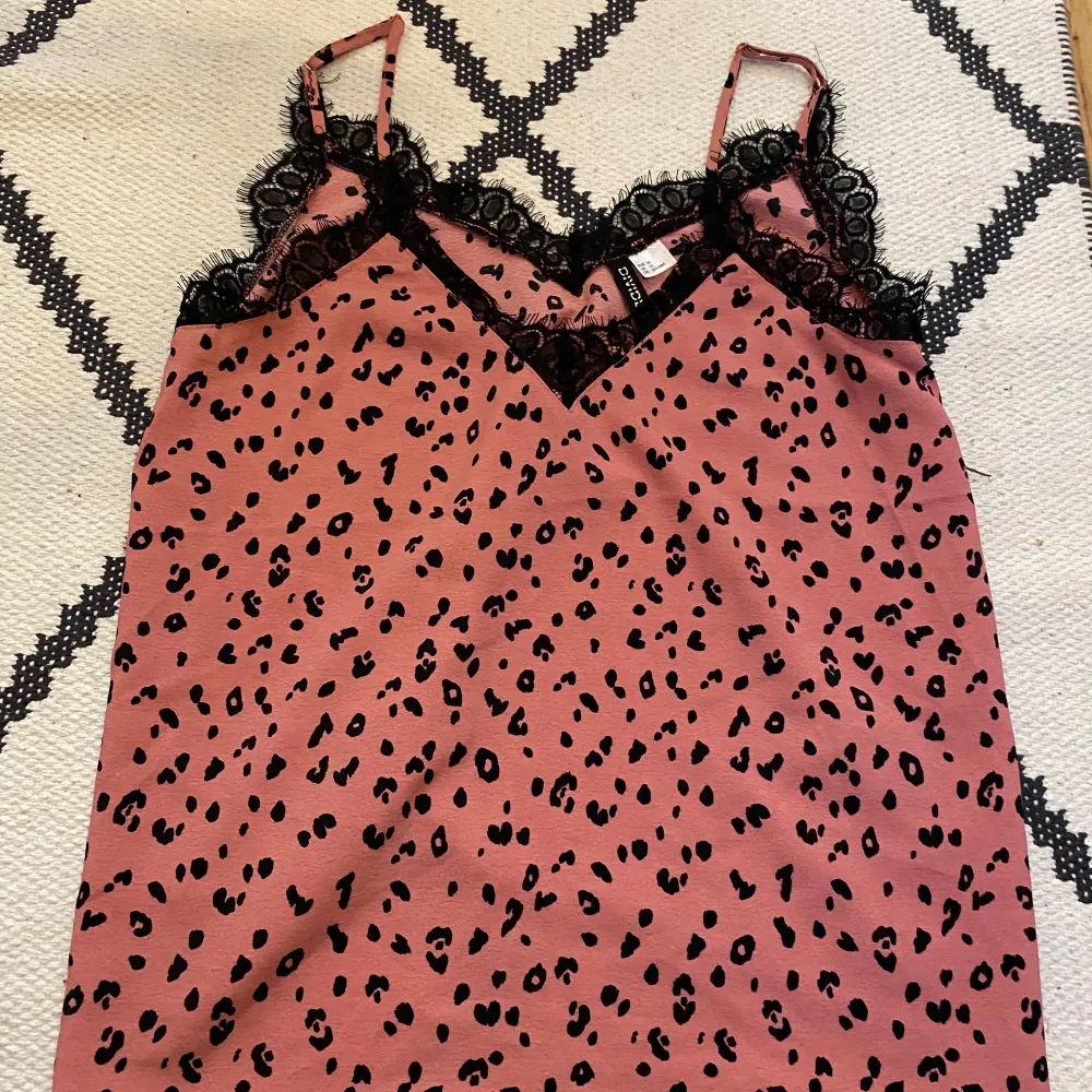 Fint rosa leopard linne, använt 1 gång så nyskick!. Toppar.