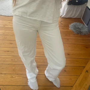 Vita jeans - Fina vita jeans med fransar nertill, så fint både på höst, vinter och vår 🫶🧡Har en liten fläck, därav priset