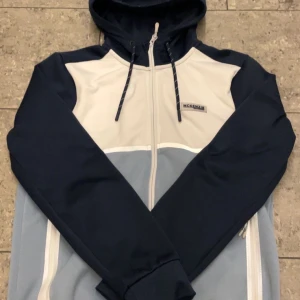 Mckenzie sett - Nyskick med liten skada på höger ficka