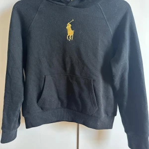 Ralp Lauren Hoodie  - Barn storlek: 16 år, liten i storleken 