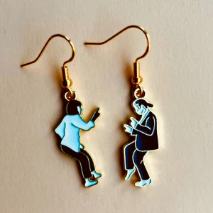 Pulp fiction örhängen  - Nickelfria krokar. Hämtas i Hornstull i Stockholm eller skickas mot fraktkostnad (18kr). 