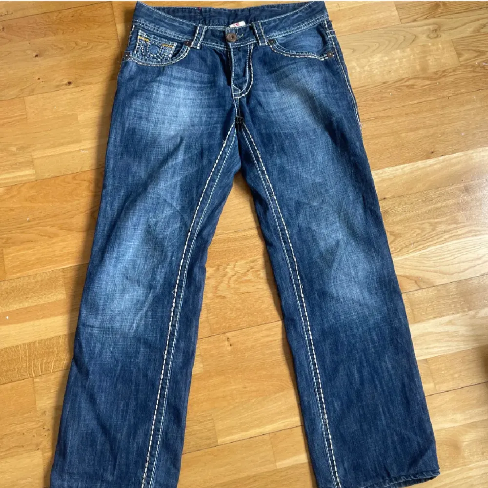 Obs! Lägger upp igen för gratis frakt! Super fina true religion i modell rainbow bobby. Köpta här på Plick men säljer pga för stora för mig. Skriv för frågor❤️. Jeans & Byxor.