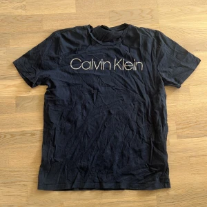 Calvin Klein herr tshirt  - Herr Calvin Klein tshirt i gott skick.