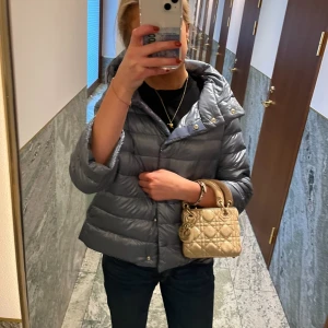 Herno jacka - Säljer dena jättefina blåa herno jackan. Nypris: 5400kr. Är i nyskick och alla bilder är mina egna. Pris kan diskuteras 💕