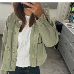 Zara jeansjacka  - Super fin. Första bilen är lånad men ser likadan ut. Används inte!🩷