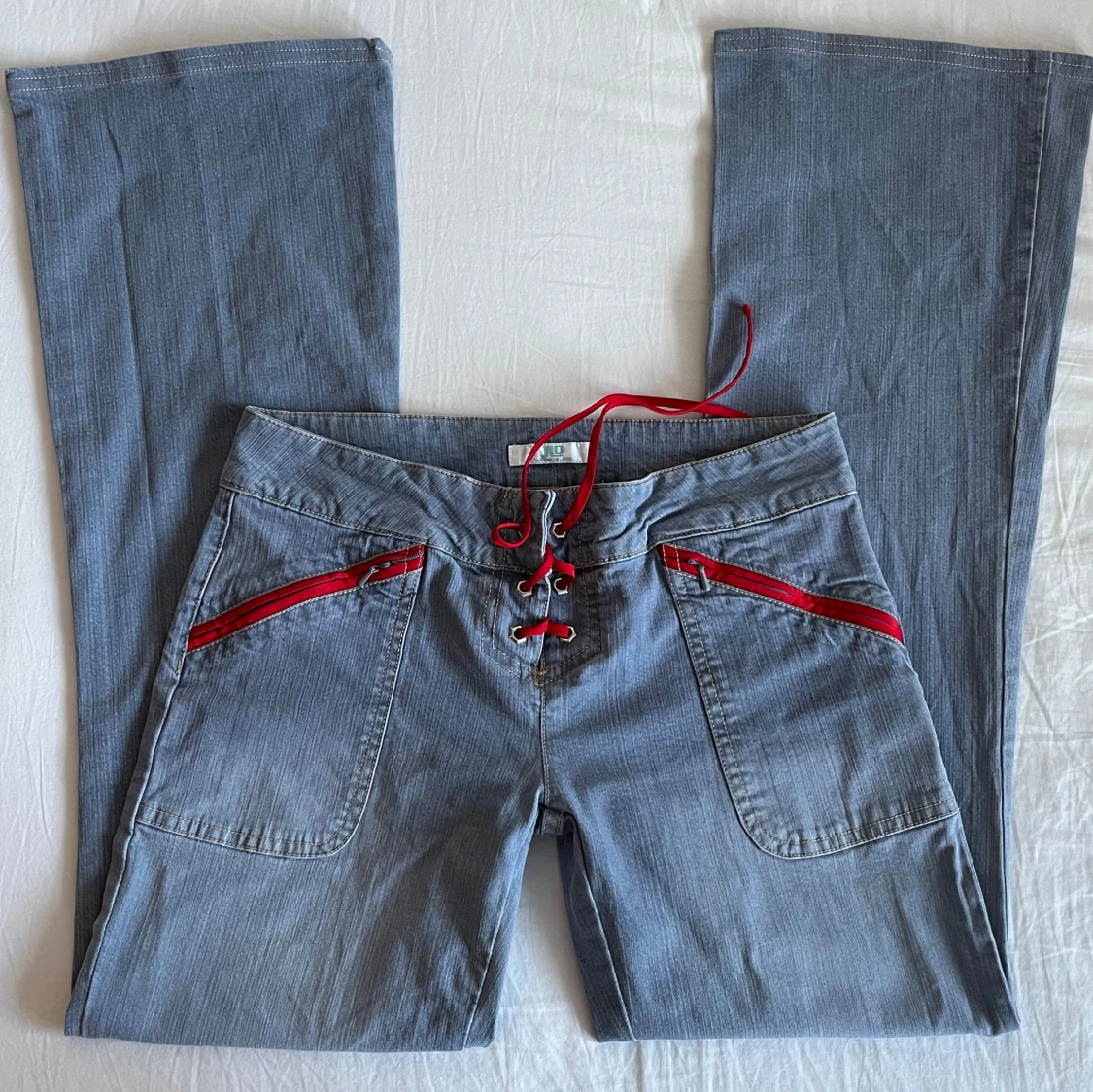 Bootcut 2000s jeans med röda detaljer! - 92