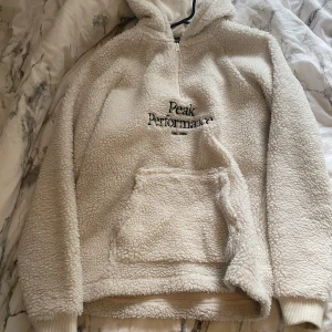 Peak tröja😍 - Säljer denna för den är för liten tyvärrr för den är så skön o mjuk😢❤️ kontakta mig om du vill köpa tar endast Swish affärer🎀