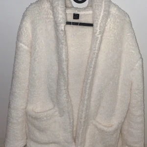Teddyjacka  - Teddy jacka / höstjacka i samma fluffiga material in & ut Aldrig använt, inga hål/märken/slit  Storlek 34/xs men jag skulle säga att den passar för även S & M (den är oversized) 