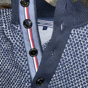 Tommy hildiger tröja  - Tommy hildiger tröja rutig med knappar i kragen köpte hör på Plick men den har inte kommit till användning så säljer igen priset kan diskuteras 