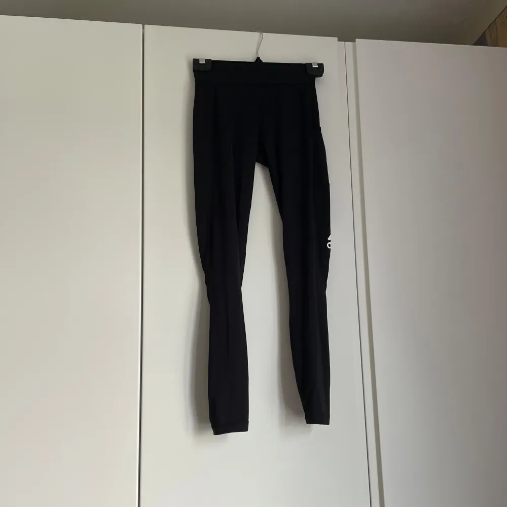 Träningstights i storlek XS, använda fåtal gånger så i gott skick, nypris 349kr. Sportswear.