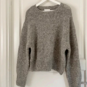 Stickad Alpacka Ull Tröja - Världens finaste stickade UllAlpacka till höst/vinter. Sticks inte. Superfin och varm, men ändå inte så tjock, lite tunnare & perfekt och styla med en vit tshirt under och jeans. Nyskick, använd 2 gånger max. Stl XS men passar mig som är en S.