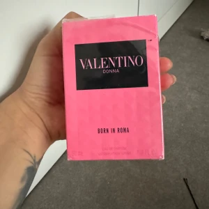 Valentino donna - Valentino Donna Born in Roma Eau de Parfum 50 ml Valentino Donna . Den nya doften Donna Born in Roma är en nytolkning av kvinnligheten i en helt ny doft: en florientalisk Haute Couture-doft som har moderniserats med en överdos av tränoter.ny pris1400