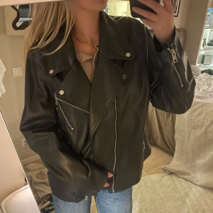 Skinnjacka - Oversized skinnjacka med fickor med dragkedja. Använd några gånger men i nyskick. 