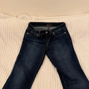 Tommy hilfiger jeans - Tommy jeans i bra skick, inget fel. Köpte den för 2 veckor sen och passar inte mig. (Skickar bild med byxorna på om det behövs)