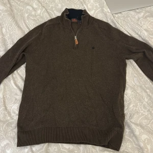 Morris tröja  - säljer en Morris zip tröja! den har krympt i tvätten så den sitter som en Xs-s