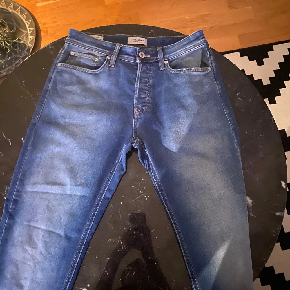 Skick jätte bra nästan aldrig använt då dom var för stora. Passar dig som är typ 175 till 180 cm. Köpte dom för 600 kr. Jeans & Byxor.