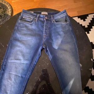 Jack and Jones jeans  - Skick jätte bra nästan aldrig använt då dom var för stora. Passar dig som är typ 175 till 180 cm. Köpte dom för 600 kr