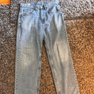 Zara Baggy jeans  - Fint par Baggy jeans från Zara. Strlk EUR40. Om du har några frågor så är de bara att skriva.