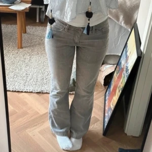 Grå jeans från John Baner - Säljer ett par snygga grå lågmidjade bootcut jeans från John Baner💕 Köpte på vinted för nån månad sen men de var för stora🫶🏻 Skulle säga att de är lite stora i storleken och är lite långa på mig som är 158❤️ Lånade bilder