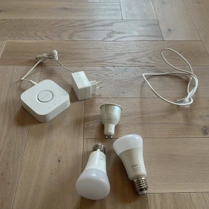Philips Hue starterkit - Säljer ett Philips Hue Kit Innehållande det som finns på bild. Ett komplett starterkit med två vanliga lampor, en spotlampa och även en brygga. Det är upppackat från lådan, men har knappt används.