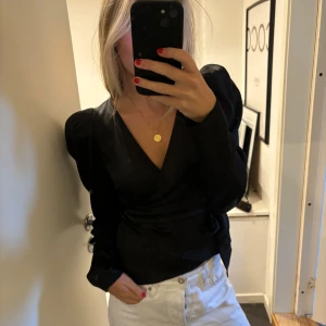 Omlott blus - Snygg omlottblus med puffärm som man knyter! I väldigt bra skick🩵🩵