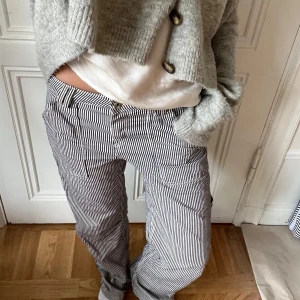 Coola randiga low jeans - Randiga low baggy jeans från bershka. Aldrig använda och i jätte bra kvalite. Midjemått tvärs över: 38cm Innerbenslängd: 75,5 cm🌸
