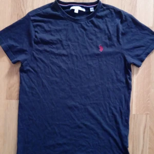 Ralph lauren Storlek medium - Rauph lauren T-shirt aldrig använd har bara testat den säljer den för att den  är för liten mig Storlek Medium