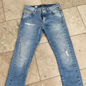 Replay jeans - Tja. Säljer ett par Slim fit replay jeans med feta slitningar och utan några defekter. Skick 9,5/10. Säljer dom för att dom inte passa mig. Dom är i storlek 14 years men passar någon runt 160-165 cm lång. Hör av er med frågor.