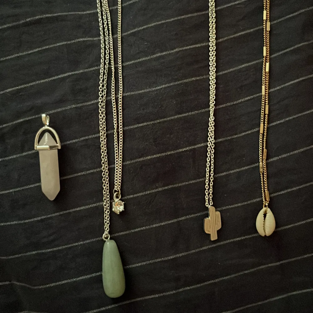 Nästan aldrig använda. Pärlhalsband 30, rosenkristall hänge 20, grönahalsbandet 30, kaktushalsband 30, snäckhalsband 30. Alla tillsammans för 120. Tre tillsammans för 70kr. Priser går att diskutera!. Asusteet.