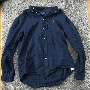 Ralph lauren skjorta - Tjena, jag säker denna blå ralph lauren skjortan. Den är i fint skick och är storlek XL barn som är lika stort som S, kostar 1100 ny
