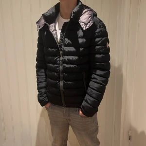 Colmar jacka - Extremt fet Colmar jacka helt perfa nu till vintern, riktigt bra skick utom ett hål på insidan av armen, påverkar knappt användningen, storlek M men passar S.