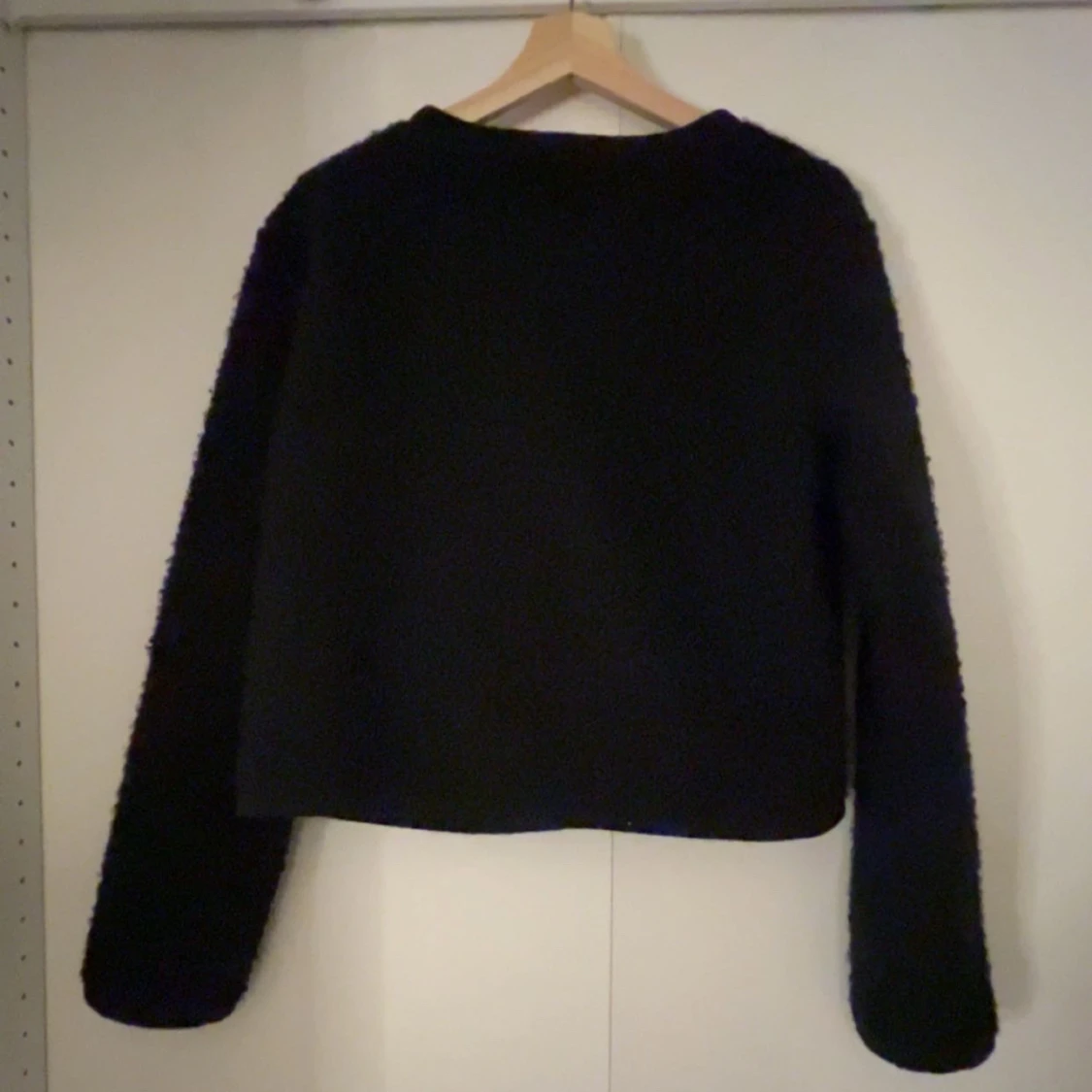 Mörkblå jacka med guldknappar - 90