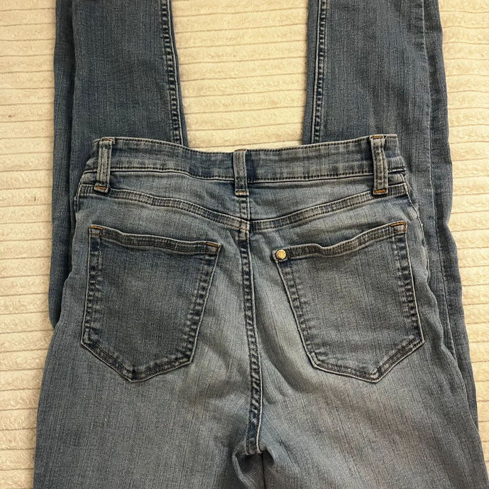 Ett par skinny H&M jeans, säljs därav dem ej används längre. Dem är i mycket bra skick utan defekter. Kom privat för mer info (storlek 34 lappen är suddig) använd ett par få gånger. Dem är strechiga också, och formar sig bra. Jeans & Byxor.