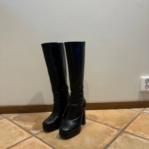 Svarta höga boots  - Svarta höga boots i storlek 37, använda men i mycket bra skick 🩶