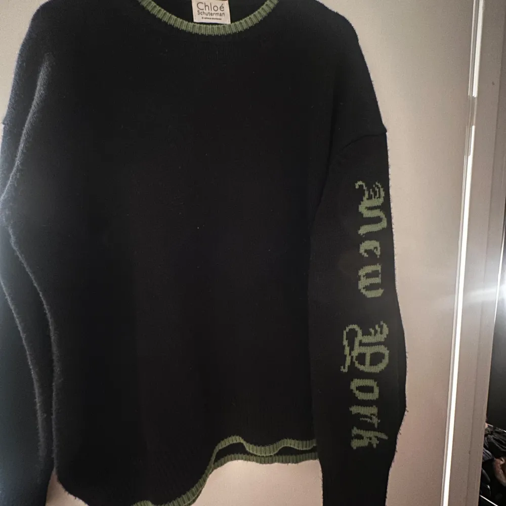 Säljer nu min city sweater i modellen new York från chloe shutterman! Såå fin och väldigt svår att få tag på, original pris ca 5000, onesize i storleken men passar S-L! Säljer endast vid bra pris. Tröjor & Koftor.