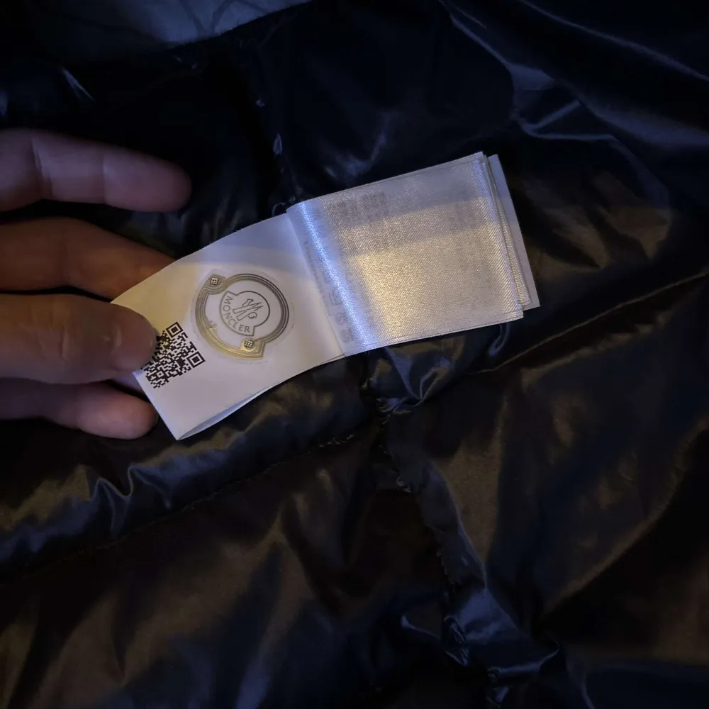 Säljer en Moncler-väst. Västen är använd några gånger och köptes för 2400 kr via Plick. Dragkedjan kan ibland vara lite trög, men fungerar och går att stänga, vilket syns på bilden.  Vid snabb affär kan priset diskuteras.  Hör av dig vid intresse!. Jackor.