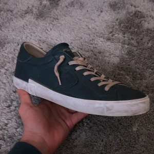 Philippe Model skor - Säljer nu dessa riktigt feta Philippe model skorna. Dem är i bra skick och kostar 4000kr orginalpris. Skriv vid fler funderingar