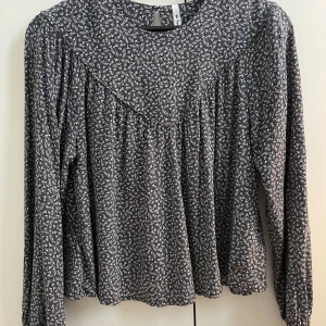 Pepe Jeans Blus  - Superfin blus från Pepe Jeans. Superbra skick och använd fåtal gånger. Storlek xs men passar också s. Superfint material 