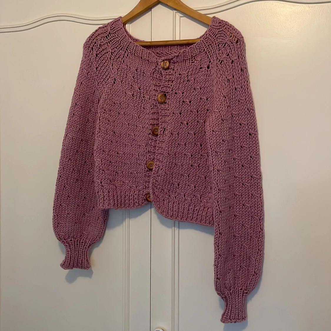 Lila stickad kofta med träknappar