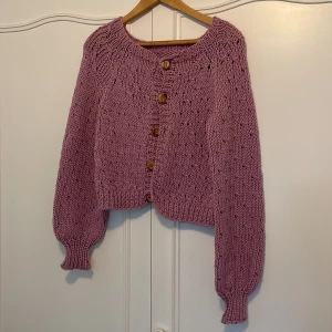 Lila stickad kofta med träknappar - Säljer en superfin lila stickad kofta med stora träknappar. Den har en mysig och supermjuk känsla, perfekt för kyliga dagar. Koftan är perfekt för höst och vinter! 💜
