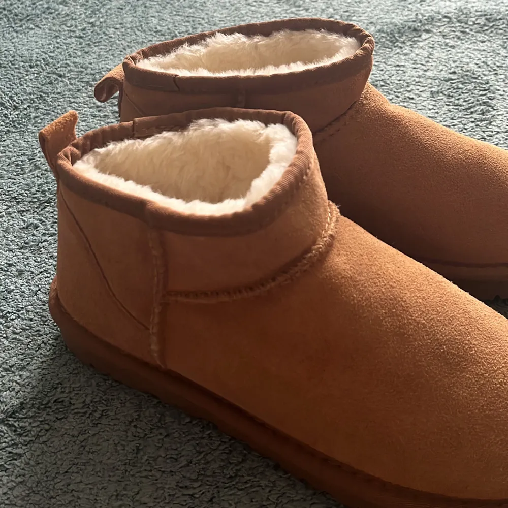 Storlek 41 men små i storlek så dem är som 40! Oanvända mysiga bruna boots i mocka med varmt foder. Perfekta för kalla dagar! De har en robust sula och en enkel design som passar till det mesta. Använd dem för att hålla fötterna varma och bekväma hela vintern.. Kengät.