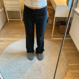 Svarta kostymbyxor - Säljer ett par svarta kostymbyxor i mycket bra skick. Dom är i storlek xs/s. Perfekta för höst och vinter!