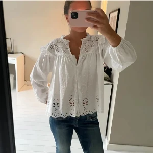 Såå söt blus från zara!! - Säljer denna sååå fina blusen från zara som inte säljs längre. Jätte och bra och nästan aldrig andvänd, passar perfekt till allt💕