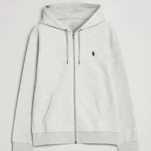 Säljer en stilren grå hoodie från Polo Ralph Lauren. Tech Performance Full Zip Light Sport Heather. Nypris 2000kr storlek M