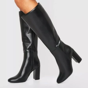 Boots  - Säljer dessa supersnygga klackar från Boohoo. De är endast testade och det finns en liten skada på den vänstra klacken som var så när jag fick de, annars helt nytt skick. Klackhöjd ca 8,5 cm. Nypris ligger runt 1000kr.