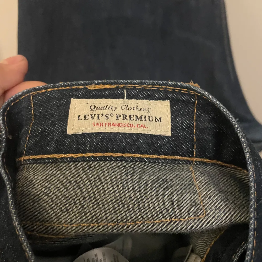 Säljer ett par klassiska Levi's 501 jeans i mörkblå denim. De har den ikoniska raka passformen och är i mycket bra skick, förutom några slitningar på botten som syns på bilderna😀 Perfekta för vardag och passar till allt🙌 Storleken är W30 L30. . Jeans & Byxor.