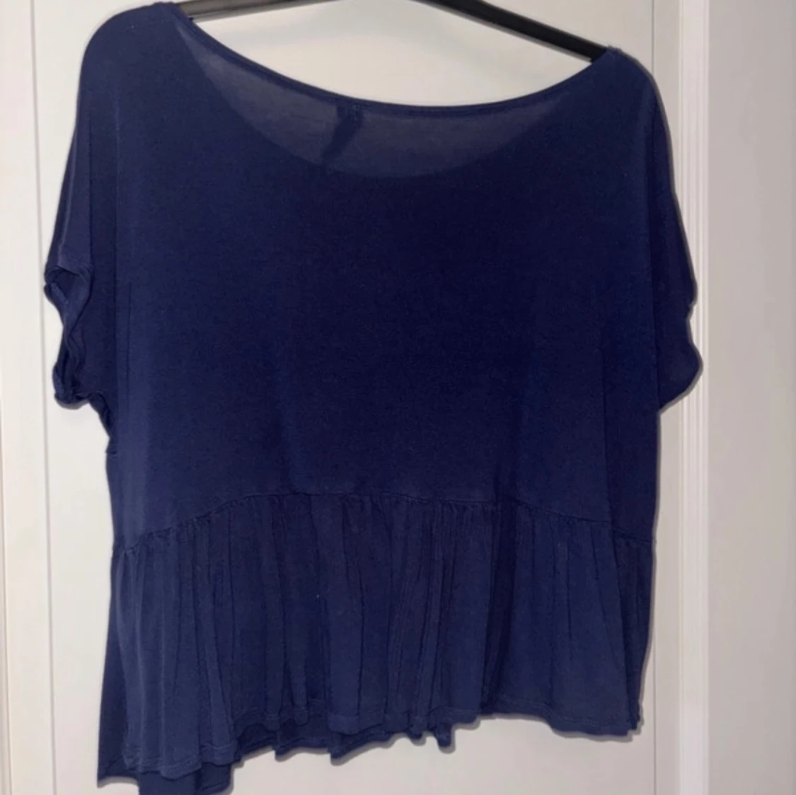 Mörkblå topp med spetsdetalj - 90