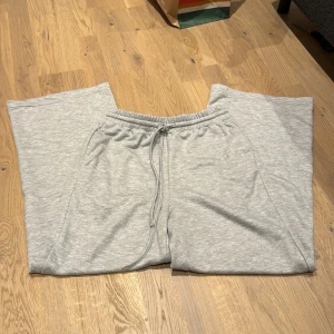 Grå mjukisbyxor - Superbekväma grå mjukisbyxor i loose fit med dragsko i midjan. De är gjorda av mjukt material som känns skönt mot huden. Ett måste för alla som älskar komfort! Straight modell storlek S🩷