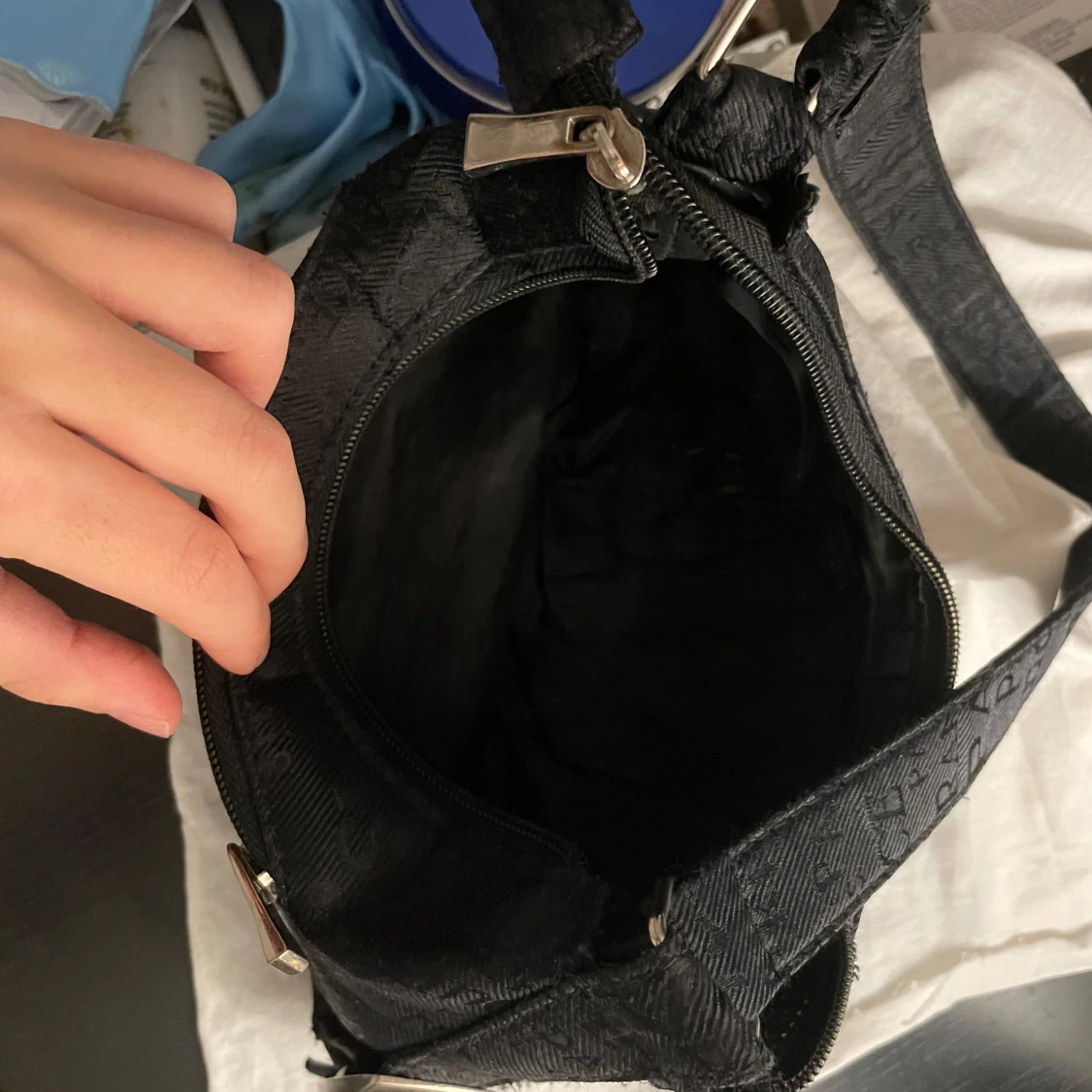 Svart axelväska med textmönster - 93